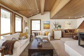 Ski-In Ski-Out Luxury Townhome with Stunning Views by The Woodrun V Townhouses
